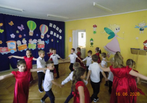 Polonez w wykonaniu starszaków