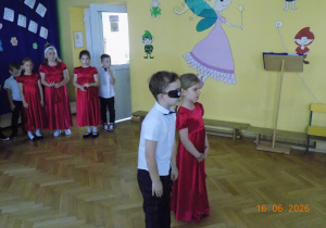dzieci recytują wierszyk