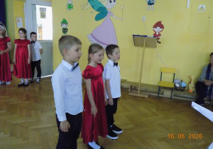 dzieci recytują wierszyk