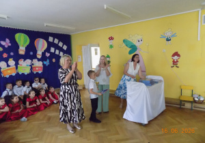Wręczenie dzieciom upominków na zakończenie przedszkola