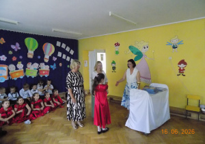 Wręczenie dzieciom upominków na zakończenie przedszkola