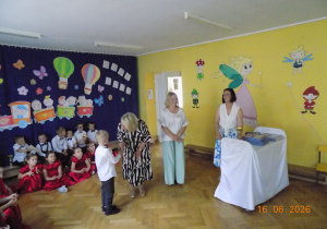 Wręczenie dzieciom upominków na zakończenie przedszkola