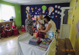 Wręczenie dzieciom upominków na zakończenie przedszkola