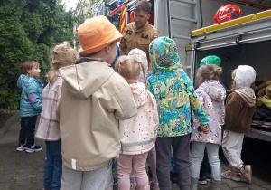Dzieci oglądają wyposażenie wozu strażackiego