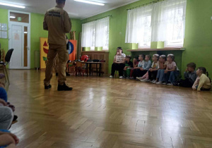 Strażak opowiada o swojej pracy
