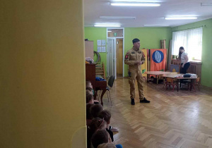 Strażak opowiada o swojej pracy