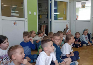 Dzieci odpowiadają na pytania strażaka
