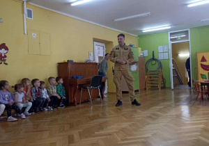 Strażak opowiada o swojej pracy