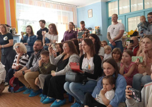 Rodzice w skupieniu słuchają piosenki