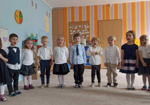 Dzieci recytują wierszyk