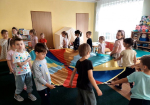 "Po kole krąży plotka, że chusta to kropka"- zabawa integracyjna