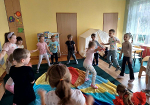 "Po kole krąży plotka, że chusta to kropka"- zabawa integracyjna