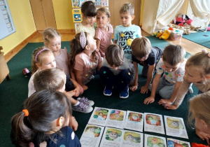 Dzieci oglądają ilustracje do opowiadania