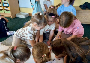 Dzieci tworzą koło talentów