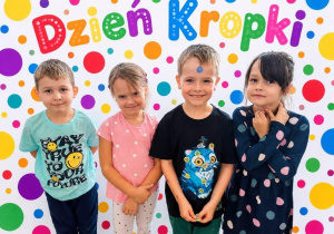 Zdjęcie dzieci na kropkowym tle