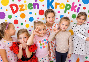 Zdjęcie dzieci na kropkowym tle