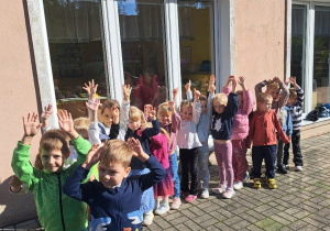 Grupa II wraca szczęśliwa po balu do sali :-)