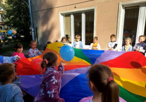 Zabawa muzyczna z chustą animacyjną