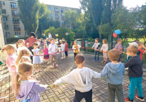 Zabawa muzyczna z gumą sensoryczną