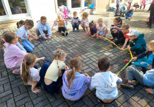 Zabawa muzyczna z gumą sensoryczną