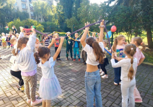 Zabawa muzyczna z gumą sensoryczną