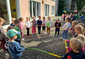 Grupa II - zabawy z gumą animacyjną - "Koła od roweru kręcą się"