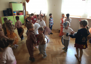 Taniec w parach przy piosenkach jesiennych dla dzieci.