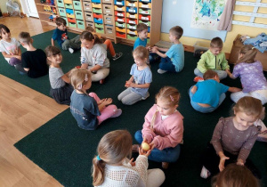 "Podaję ci jabłko"- zabawa w parach przy muzyce