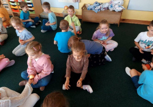 "Podaję ci jabłko"- zabawa w parach przy muzyce