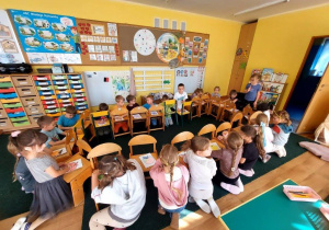 Zabawa rotacyjna- kolorujemy jabłuszka