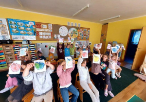Dzieci pokazują powstałe prace