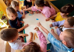 Dzieci kolorują drzewo przyjaźni