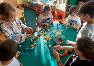 Dzieci współpracują w grupach- tworzą łańcuch przyjaźni