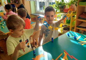 Dzieci współpracują w grupach- tworzą łańcuch przyjaźni