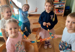 Dzieci współpracują w grupach- tworzą łańcuch przyjaźni