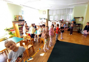 Dzieci współpracują w grupach- tworzą łańcuch przyjaźni