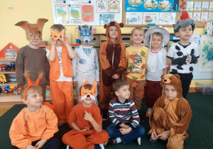Bal jesieni- zdjęcie chłopców w jesiennych strojach