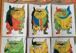 Kolorowe potworki na tablicy