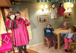 Dzieci podczas spektaklu