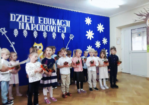 Dzieci śpiewają piosenki dla personelu przedszkola