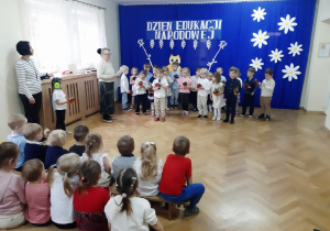 Dzieci recytują wiersze i życzenia dla personelu przedszkola