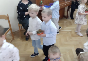 Dzieci wręczaja bukieciki dla wszystkich Pań i Pana ;-)