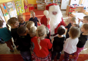 Zadawanie pytań Mikołajowi przez dzieci