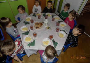 Dzieci z grupy I przy stole