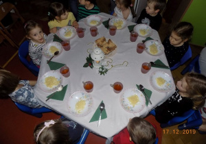 Dzieci z grupy I przy stole