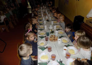Dzieci z grupy II przy stole