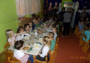 Dzieci z grupy III przy stole