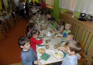Spożywanie posiłku przez dzieci na sali gimnastycznej
