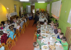 Spożywanie posiłku przez dzieci pracowników na sali gimnastycznej