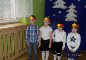 Dzieci z grupy Elfów śpiewaja piosenkę i mówią wiersz na występie choinkowym.